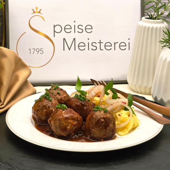 Fleischklopse in Zwiebelsosse