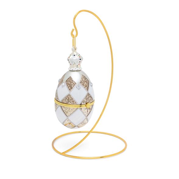 Weißes Schmuckei mit Halterung